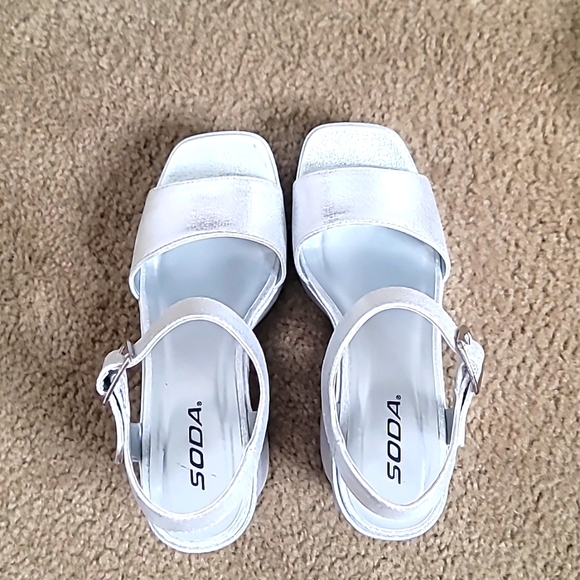 Woman's Soda Launch Silver Shimmer Open Toe Platform Chunky Heeled Sandals - Picture 5 of 7